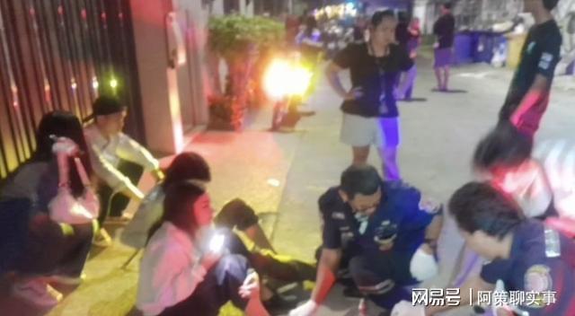 控爆炸 新年庆祝瞬间变成事故现场7人受伤J9真人游戏第一品牌50厘米巨型烟花失(图3)