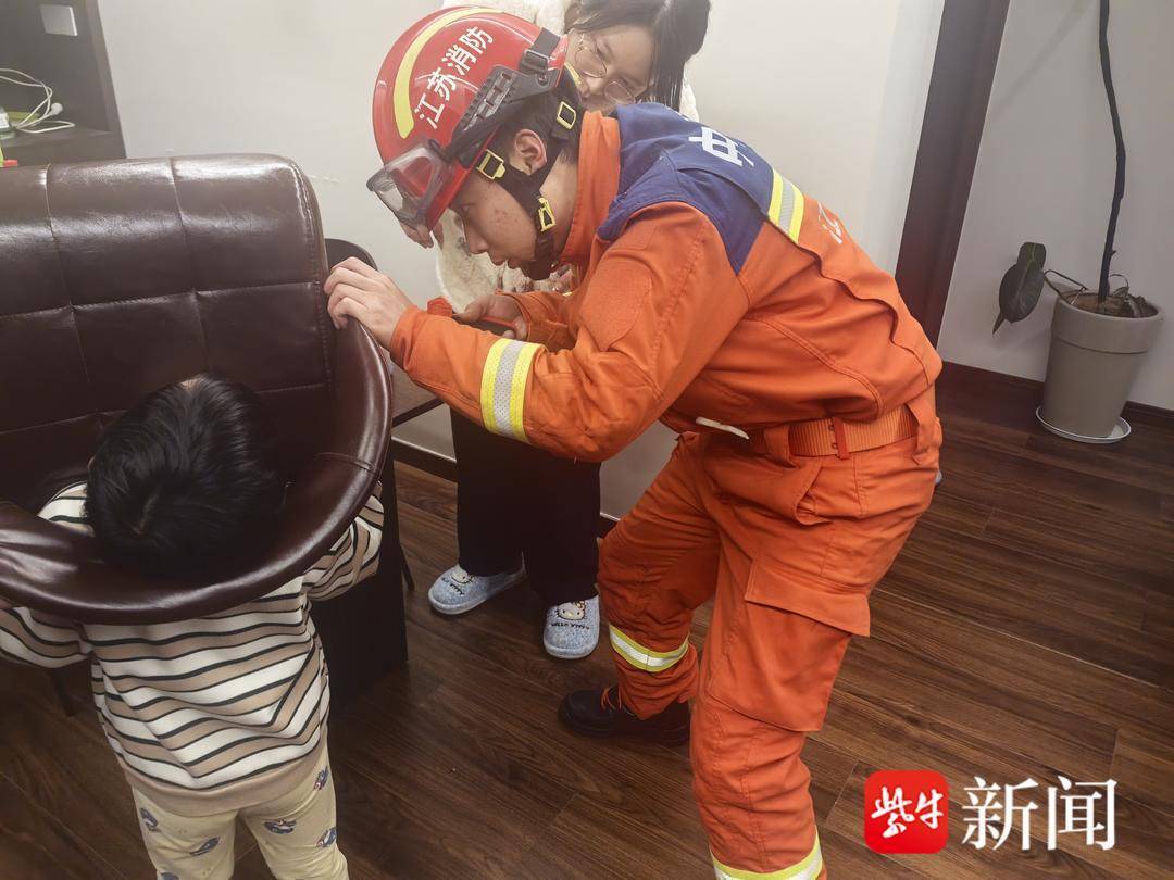 缝隙 镇江消防十分钟拆卸救援化险为夷j9