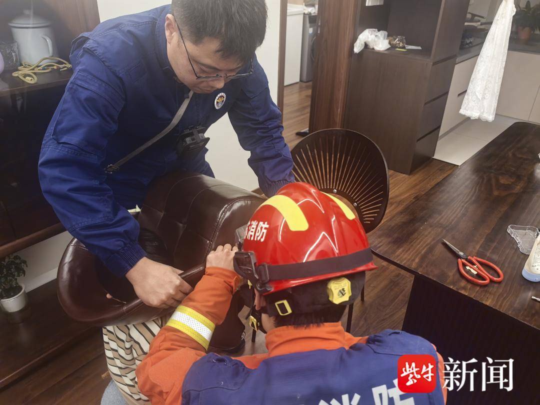 缝隙 镇江消防十分钟拆卸救援化险为夷j9九游会网址是什么男童头部卡进椅子(图2)